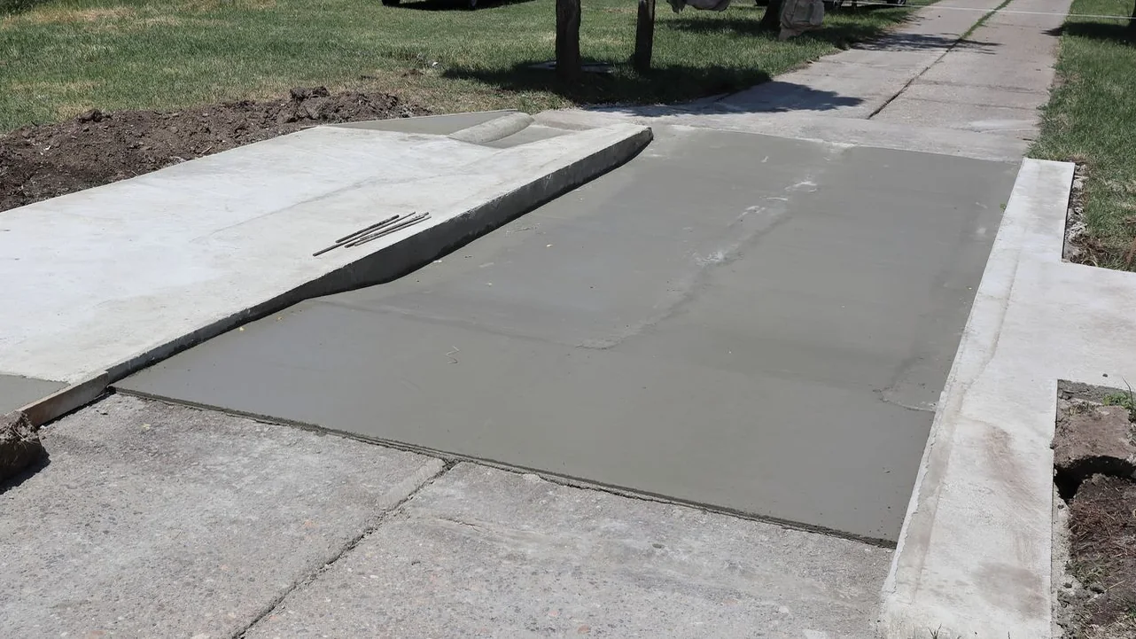 Újraszintezett kültéri betonfelület friss kiegyenlítő bevonattal