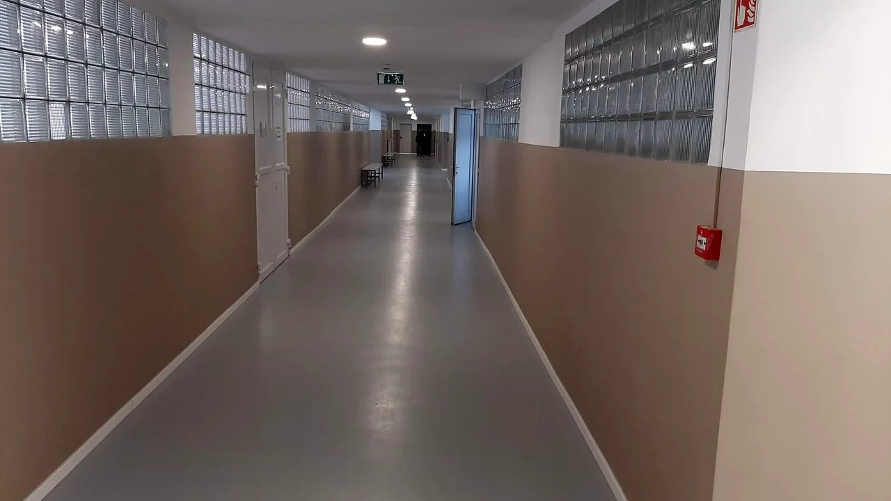 Közintézményi közlekedő tartós, fényes műgyanta padlóbevonattal